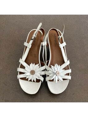 NATURALIZER sandals size 9